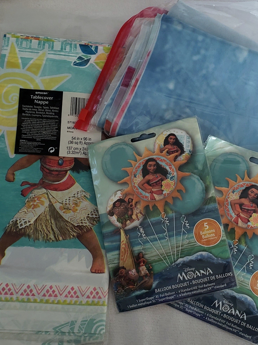 Moana Party Balloon Bouquet, Tablecover And backdrop.